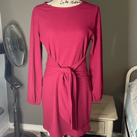 NWT Beautiful Burgundy Dress with long sleeve and tie waist in size Medium! - Picture 4 of 11
